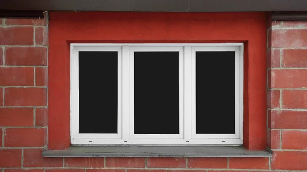 Okno z pustą Windows na tle wall.abstract cegły — Zdjęcie stockowe