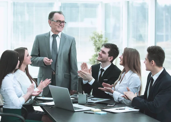 Equipe de negócios aplaudindo líderes na reunião . — Fotografia de Stock