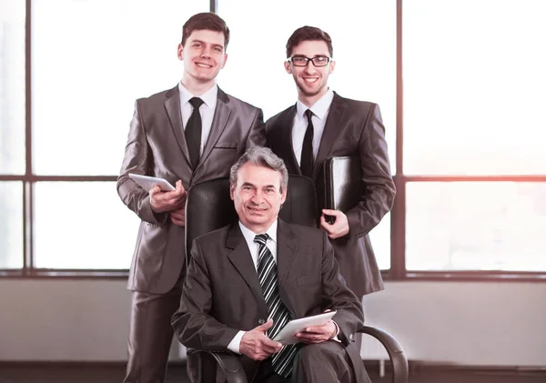 Um grupo de empresários discutindo a economia da empresa . — Fotografia de Stock