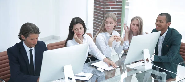 Obchodní skupina na workshopu v kanceláři — Stock fotografie