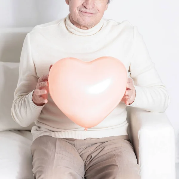 白の大きな heart.isolated を示す高齢者男 — ストック写真