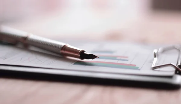 Vicino. penna e grafico finanziario sul backgrou table.business — Foto Stock