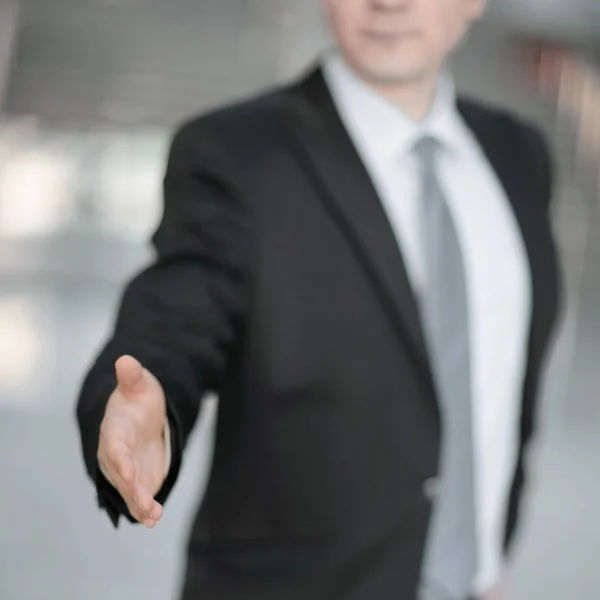 Nahaufnahme. Geschäftsmann reicht Hand zum Händedruck — Stockfoto