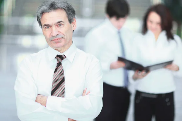 Serio uomo d'affari sullo sfondo del team di lavoro . — Foto Stock