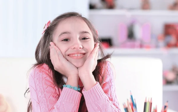 Menina sonha em sentar-se em sua mesa .photo com espaço de cópia — Fotografia de Stock