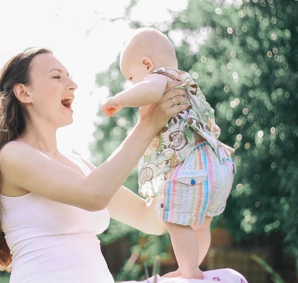 Mamá y baby.the concepto de un motherhood.photo feliz con copia s — Foto de Stock