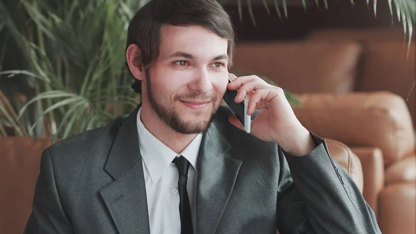 Close-up. Zakenman zitten in een business center, documenten te lezen terwijl het hebben van een telefoongesprek — Stockfoto