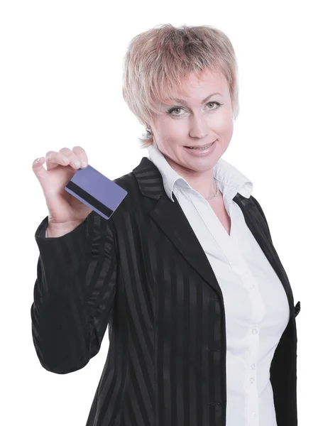 Mulher de negócios bem sucedida mostrando cartão de crédito .isolated no branco — Fotografia de Stock
