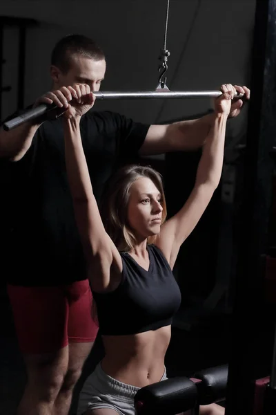 Moderne Geschäftsfrau im Training im Fitnesscenter — Stockfoto