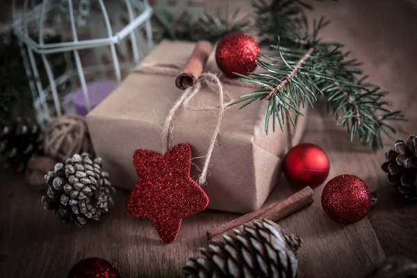 .caja con regalo en el fondo de Navidad. estilo retro — Foto de Stock