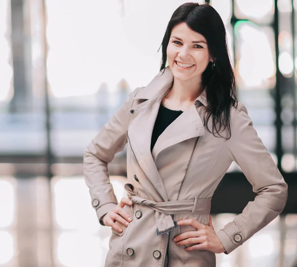 Успешная деловая женщина на фоне просторного офиса — стоковое фото