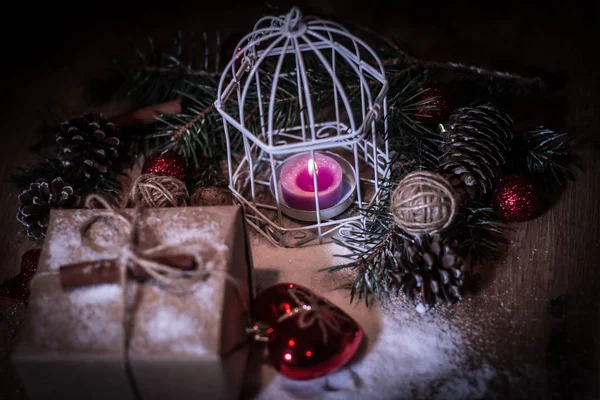 Julkort. en julklapp box och festlig jul ordna — Stockfoto