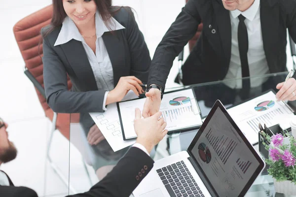 Close up. Partner commerciali che allungano le mani per una stretta di mano — Foto Stock