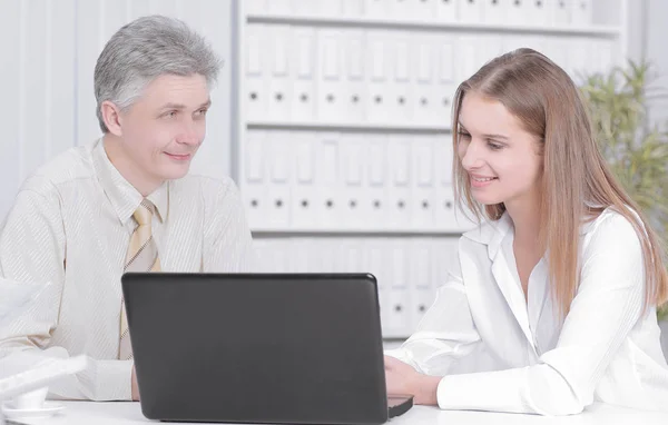 Dos miembros de la empresa sentados detrás de un escritorio — Foto de Stock