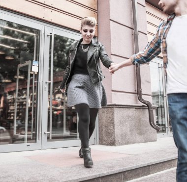 büyük bir şehir sokakta yürüyen mutlu sevgi dolu Çift