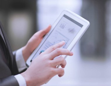 up.businessman dijital tablet finansal verilerle çalışma kapatın