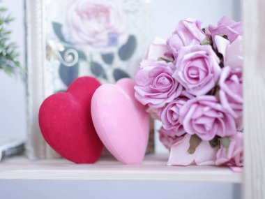 İç dekorasyon ve dekoratif öğeler Sevgililer günü ile beyaz şömine.