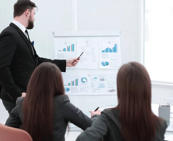 Business-Coach unterrichtet Mitarbeiter auf Whiteboard bei Firmenschulungen — Stockfoto