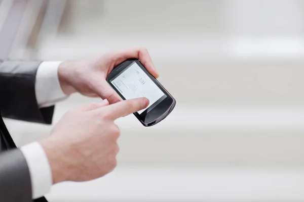 Sluit up.businessman toepassingen smartphone om te controleren van financiële gegevens — Stockfoto