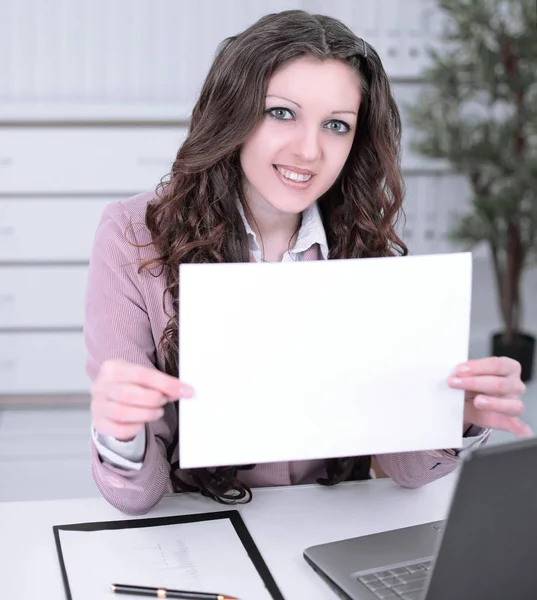 Młody biznes kobieta wyświetlone pusty arkusz papieru — Zdjęcie stockowe