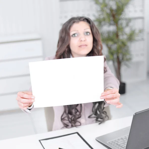 Young business woman showing poster that says help. — Stock Photo, Image