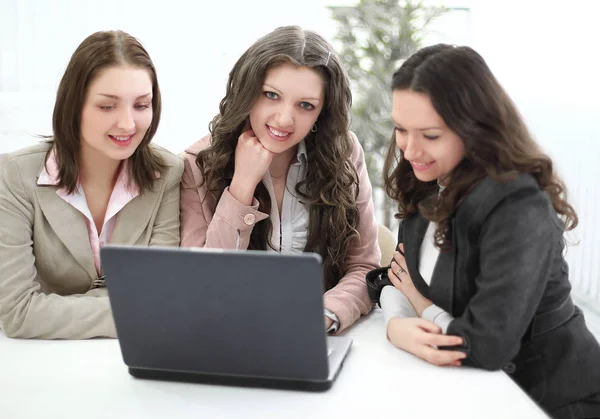 Fiatalabb munkavállalók látszó-on laptop képernyő hivatalban. — Stock Fotó