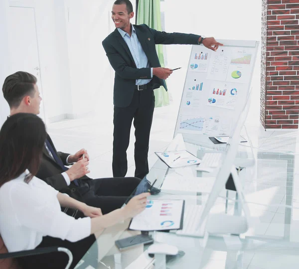 Joven empresario haciendo informe a la presentación del negocio — Foto de Stock