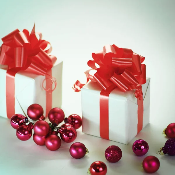 Twee witte geschenkdoos en kerstballen .geïsoleerd op wit — Stockfoto