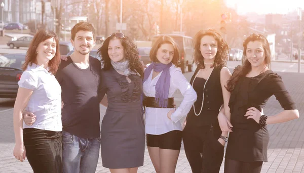 Portrait of a group of students standing on a city street . — Stock Photo, Image