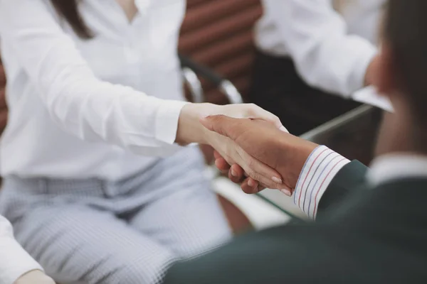 Mujer de negocios estrechando la mano con su pareja en la reunión de oficina — Foto de Stock