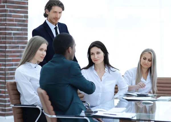 Socios comerciales que realizan un taller en la oficina — Foto de Stock