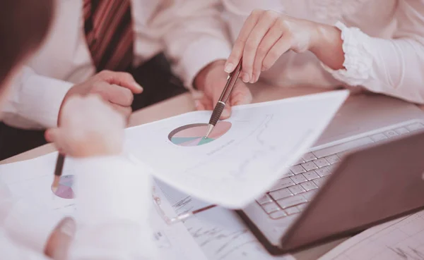 Closeup. the head of the pointing stick on the marketing scheme. — Stock Photo, Image