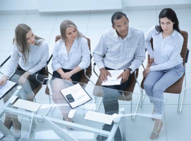 profesyonel iş takım modern ofisindeki bir çalışma toplantısı