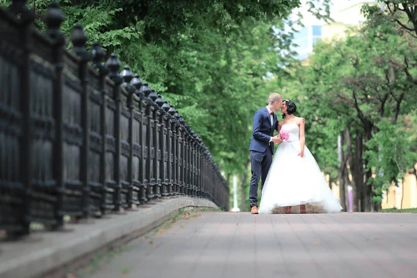 Casal amoroso de recém-casados caminha na cidade . — Fotografia de Stock