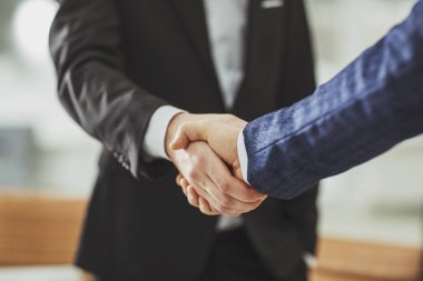 güvenilir bir ortaklık kavramı: bir el sıkışma iş ortakları
