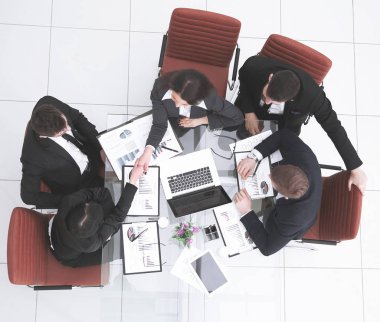 Yeni bir mali proje tartıştıktan sonra View.Handshake meslektaşlarının top