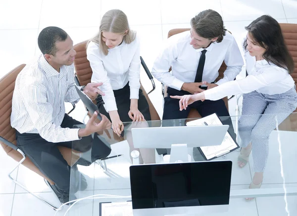 Equipo de negocios discutiendo un concepto de negocio document.the. — Foto de Stock