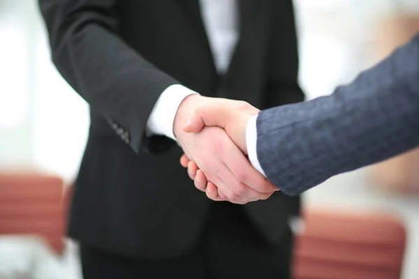 Stäng up.handshake av affärspartners i office — Stockfoto