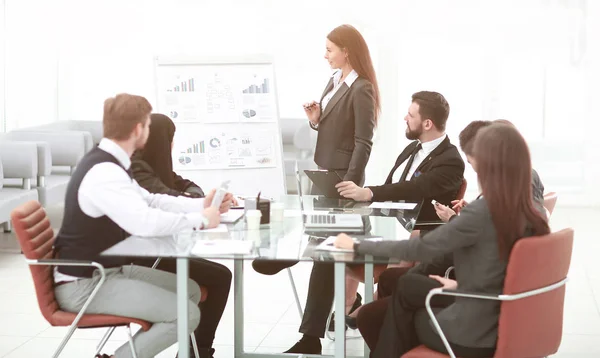 Mujer de negocios de pie cerca de un rotafolio para la presentación del nuevo proyecto — Foto de Stock