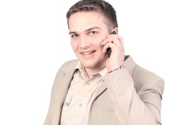 Beyaz izole telefon çağırma genç gülümseyen iş adamı