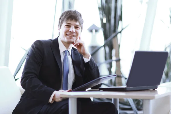 Jeune homme d'affaires sur le lieu de travail dans le bureau — Photo