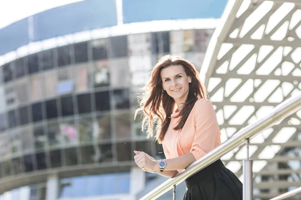 Erfolgreiche Geschäftsfrau steht in modernem Büro auf Balkon — Stockfoto