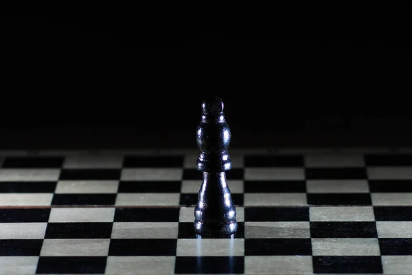 Состав с шахматами в глянцевой шахматной доске — стоковое фото