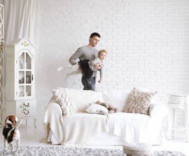 Sevgi dolu baba, oturma odasında kızıyla oynuyor..