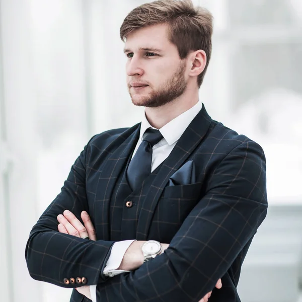 Geschäftsneuling im Businessanzug steht am Fenster, — Stockfoto