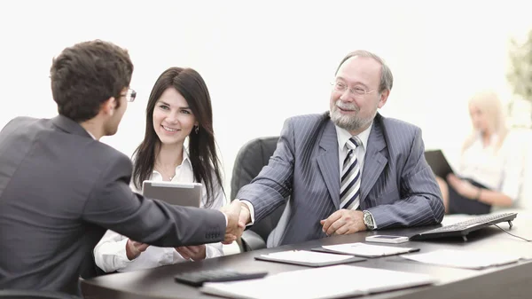 Handslag mellan kollegor på arbetsplatsen på kontoret — Stockfoto