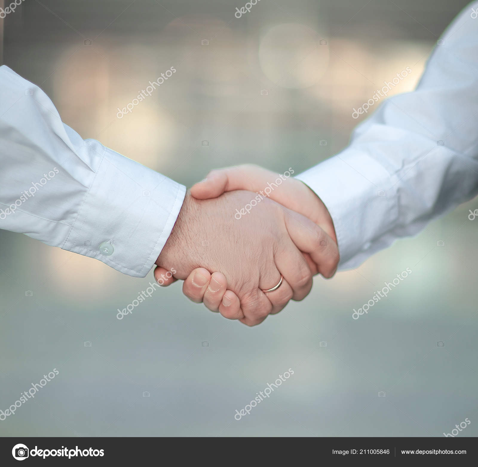 特写 握手业务人员在模糊的背景下 图库照片 C Albertyurolaits