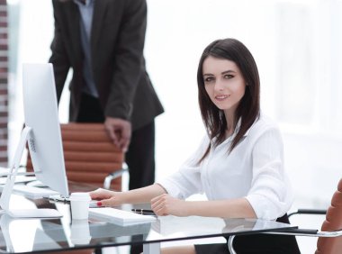 modern iş kadın ofisinde masasında oturuyordu.