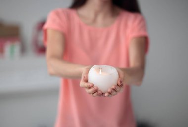 up.a yakın güzel genç kadın yanan muma genişletir