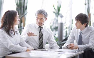 Proje lideri iş yerinde iş ekibiyle konuşuyor.